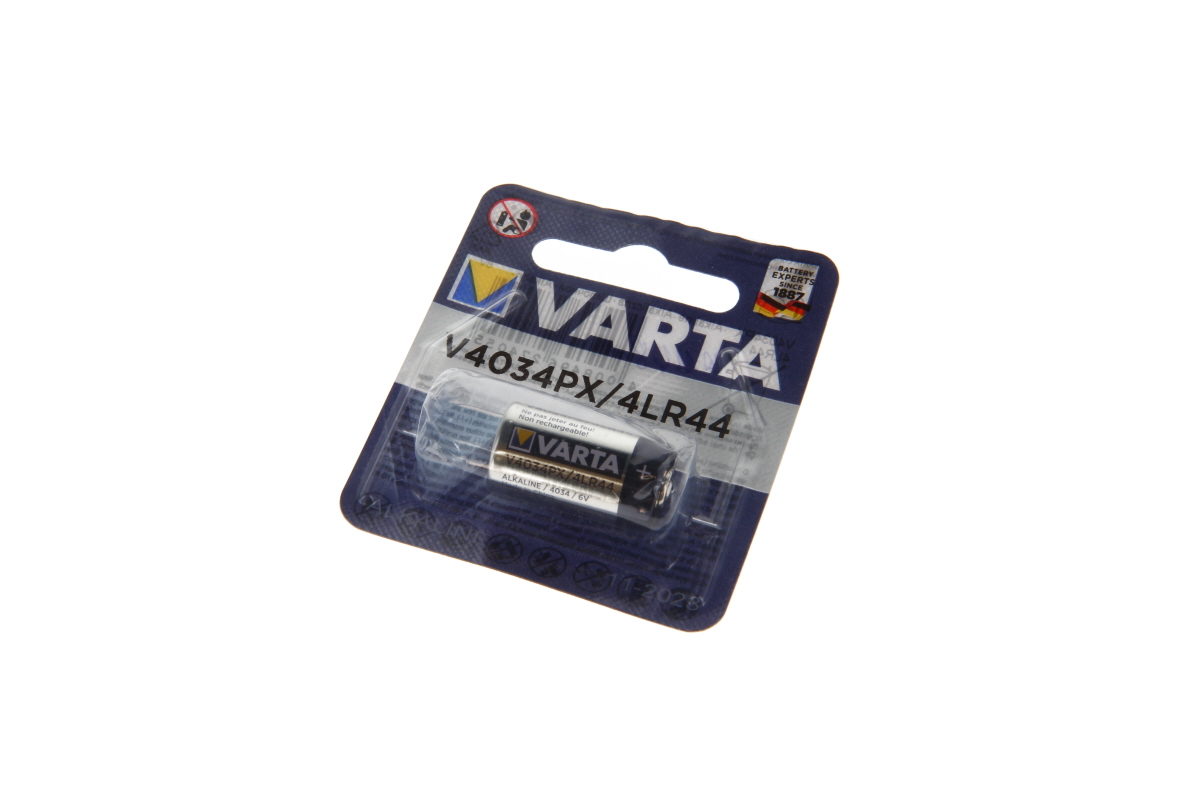 Ett enda alkaliskt batteri av typen 4LR44/V4034PX från Varta i en blå och silverfärgad blisterförpackning. På förpackningen finns logotypen Varta, batteritypen och orden "ALKALINE 7,4V / 6V". Batteriet är inte uppladdningsbart.