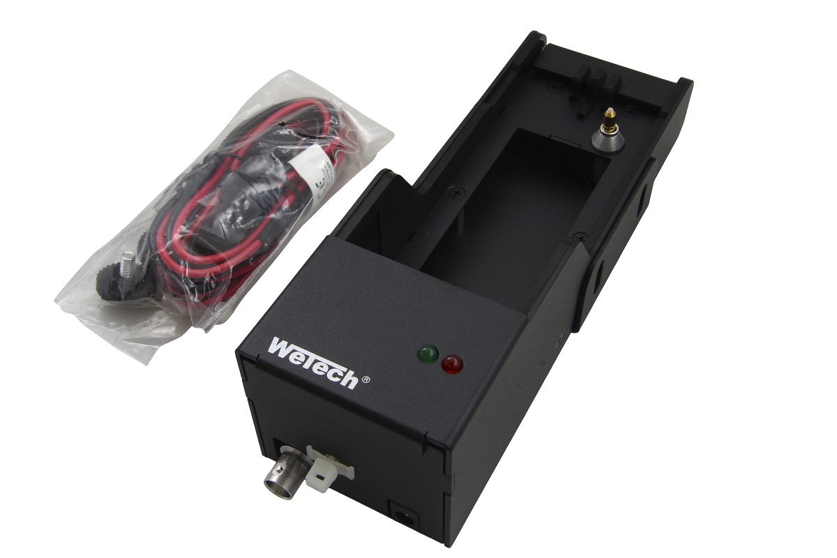 Cargador para coche negro « Wetech » con soporte y dos indicadores LED (verde/rojo) sobre fondo blanco. Junto a él, un cable en embalaje transparente con hilos rojos y negros. Para Motorola, MTP3000/MTP6000.