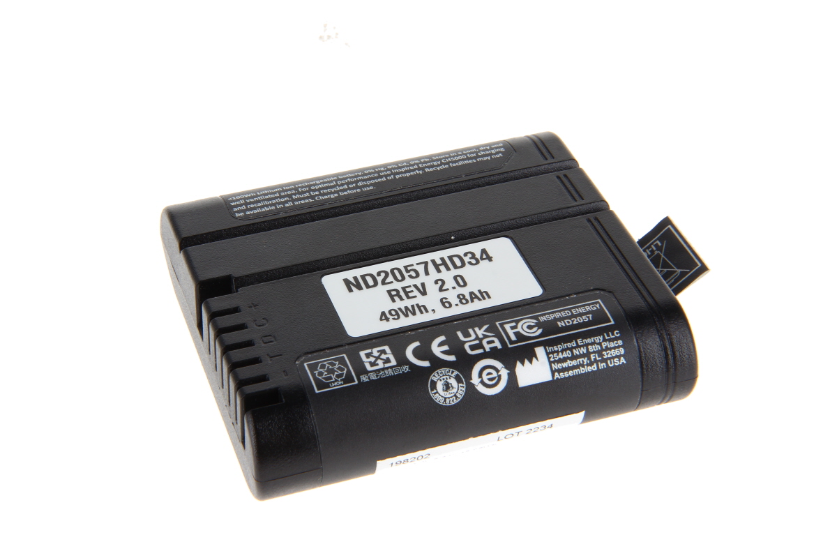 Svart Li-Ion-batteri, modell ND2057HD34, med vita texterna ”REV 2.0”, ”49Wh” och ”6,8Ah”. Räfflade anslutningsytor i ändarna. Godkännandemärken (CE, UKCA, FCC) och återvinningssymboler på höljet. Vit bakgrund.