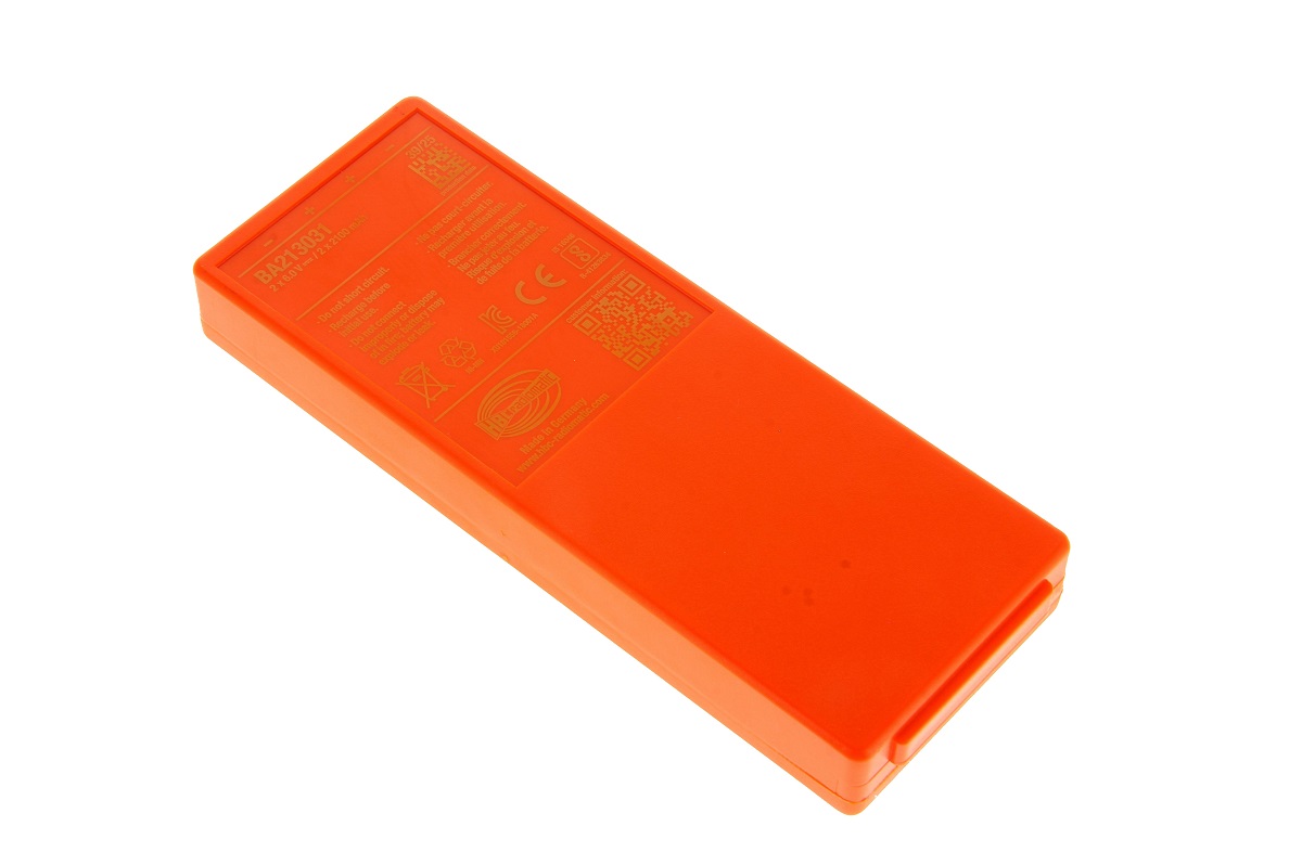 Batería NiMH rectangular de color naranja con bordes redondeados para mandos a distancia inalámbricos HBC, modelo BA213031. En la parte superior figuran impresos, en letra más oscura, los detalles del producto, las advertencias y un código QR.