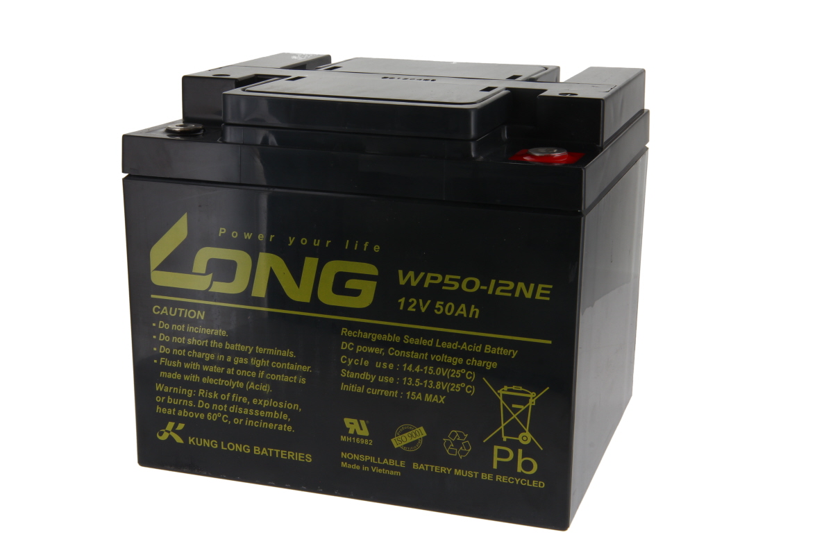 Batteria al piombo Kung Long WP50-12NE, nera e rettangolare. Logo giallo "LONG" e "Power your life" sul lato anteriore, oltre alla scritta "12V 50Ah". Due morsetti di collegamento (rosso/nero) sulla parte superiore. Dati tecnici e avvertenze stampati.