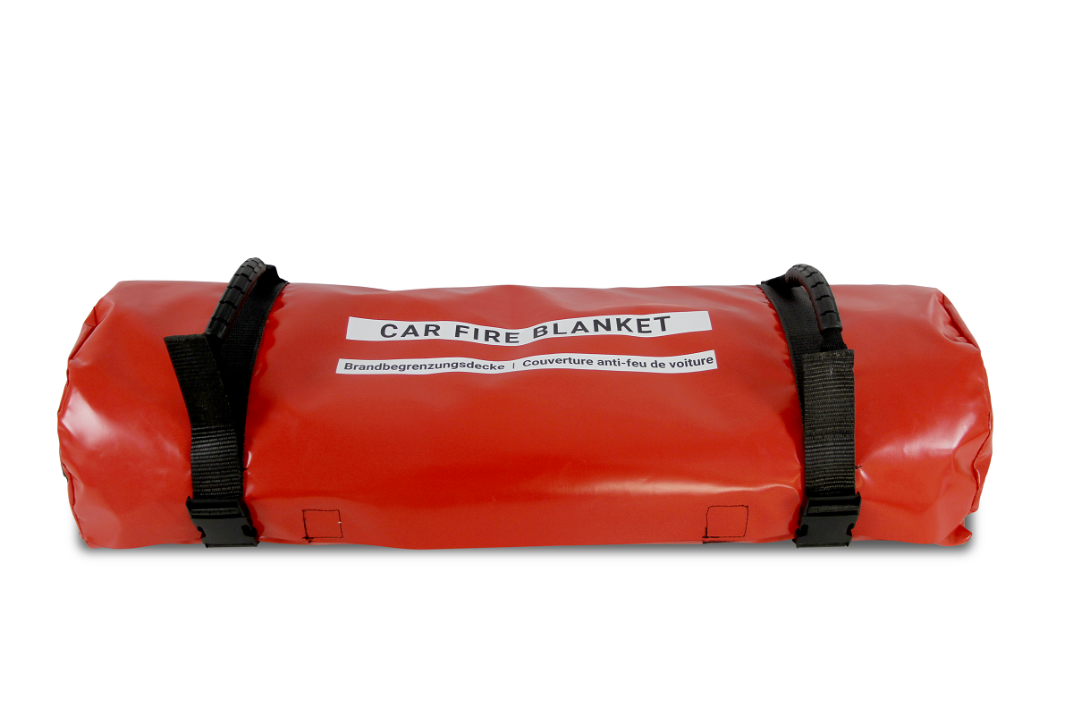 Funda de PVC enrollable rojo brillante para manta de contención de incendios de vehículos eléctricos. Con correas de sujeción negras, hebillas y asas de transporte. Etiqueta blanca: CAR FIRE BLANKET y Manta de contención de incendios.