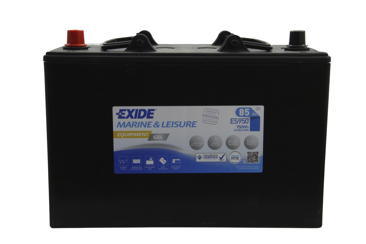 Batteria al gel nera Exide ES950 per imbarcazioni e veicoli da diporto, con scritta "Exide MARINE & LEISURE EQUIPMENT GEL" e dati 12 V, 85 Ah, 950 Wh sul frontale. Polo + rosso e - nero sopra. Esente manutenzione.