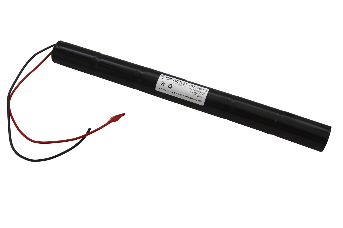 Schwarzer, zylindrischer CoPacks Akkupack für Not-/Sicherheitsbeleuchtung. Am Ende des Sub C-Size Akkupacks sind ein rotes und ein schwarzes Kabel mit rotem Stecker. Weißes Etikett: 197136-S3, Ni-Cd 7.2 V, 1.8 Ah.