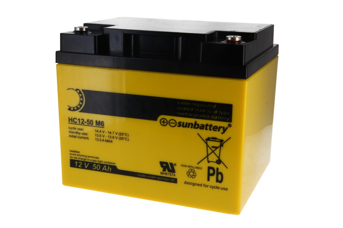 Batteria SUN AGM al piombo-tessuto gialla, rettangolare, ad alto numero di cicli, coperchio nero e 2 terminali a vite M6. Etichetta: HC12-50 M6, 12 V, 50 Ah, avvertenze uso ciclico, logo Sunbattery. VRLA.