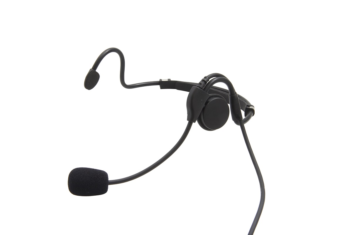 Cuffie GES-H03 " CoPacks " nere, da indossare dietro l'orecchio con archetto da collo, microfono flessibile a collo di cigno con rivestimento in schiuma nera e un auricolare. Il cavo scende dal padiglione auricolare. Isolato su sfondo chiaro e neutro.