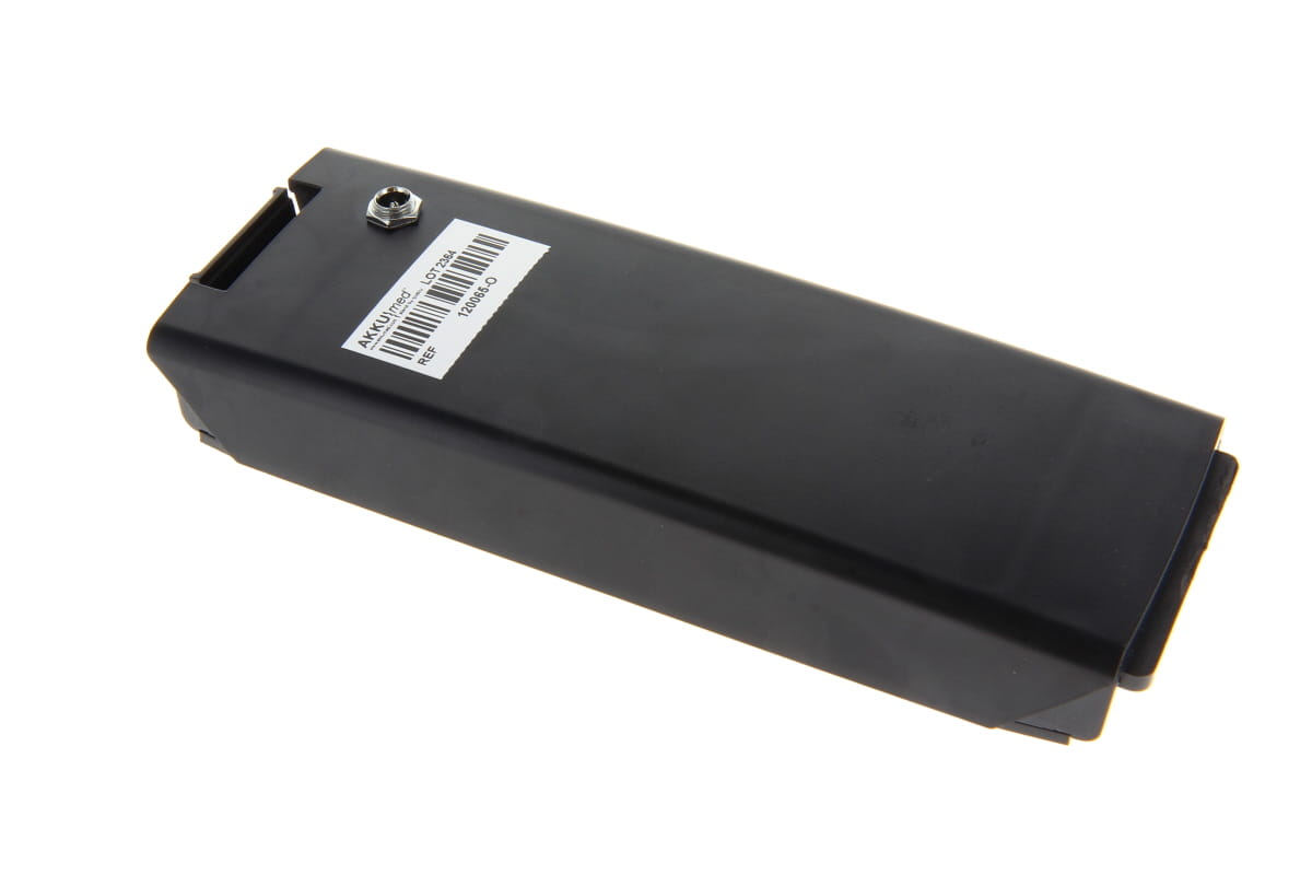 Black, rectangular NiMH battery for medical devices such as defibrillators, with a small silver connector at one end. White label featuring ‘AKKUmed’, the batch number and item number. Diagonally positioned on a white background.