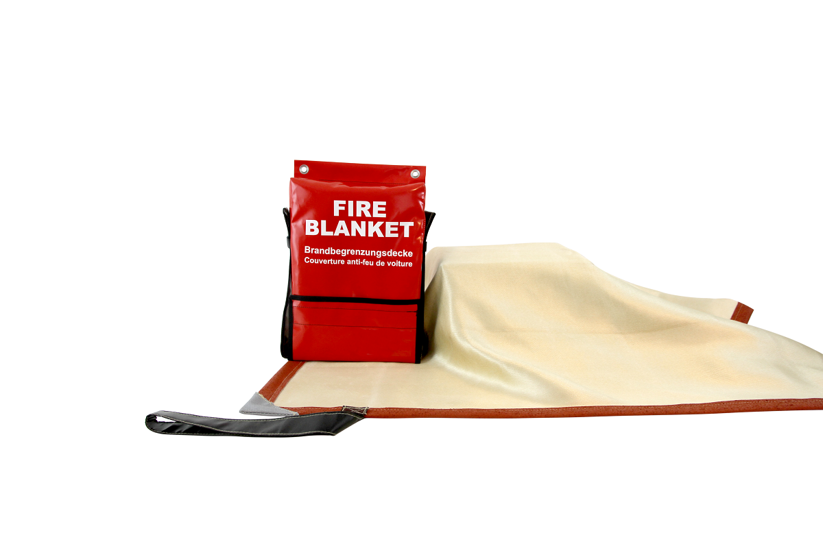 Bolsa de transporte de PVC roja con la inscripción «FIRE BLANKET» y «Manta ignífuga», junto a una manta ignífuga beige, parcialmente desplegada, de tejido de silicato con borde marrón rojizo y asas reforzadas, para contención de incendios en baterías.