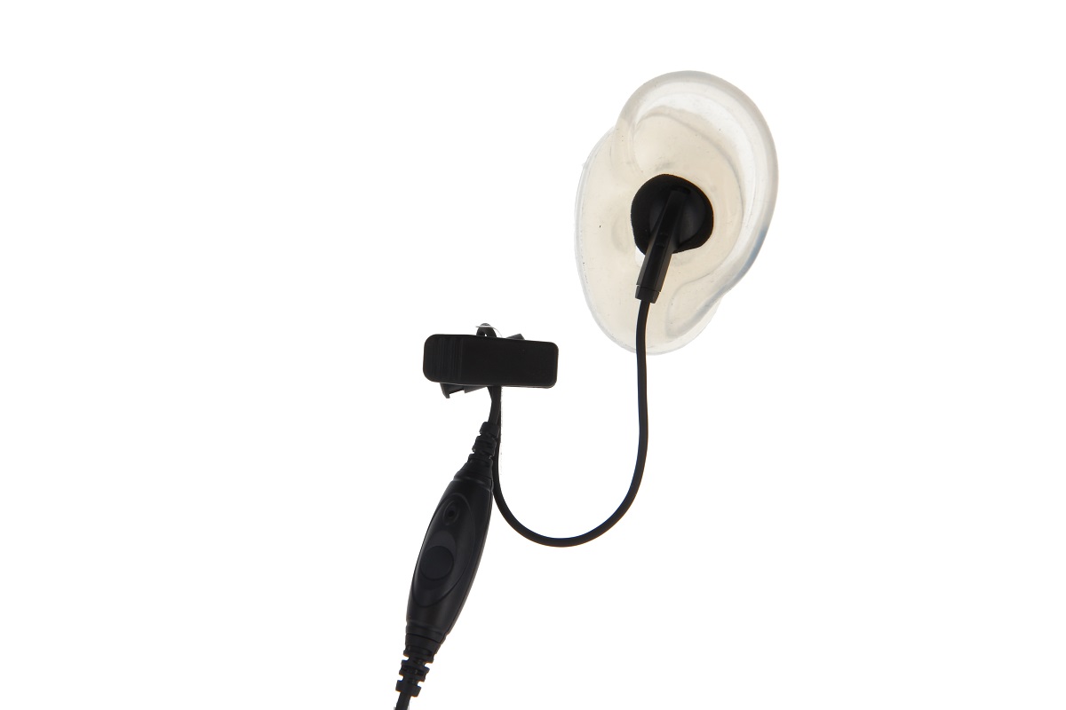 Un auricolare trasparente con auricolare nero integrato, collegato tramite un sottile cavo nero a un'unità PTT a clip nera dotata di microfono. Questa cuffia CoPacks GES-P01 funge da auricolare.