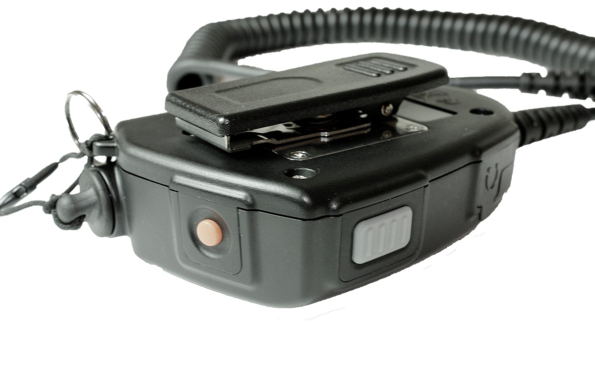 Microfono con altoparlante MM20 nero TITAN con clip da cintura robusta, cavo a spirale flessibile, pulsante d'emergenza rotondo arancione e PTT grigio. A sinistra anello metallico con passante per accessori. Compatibile Sepura.