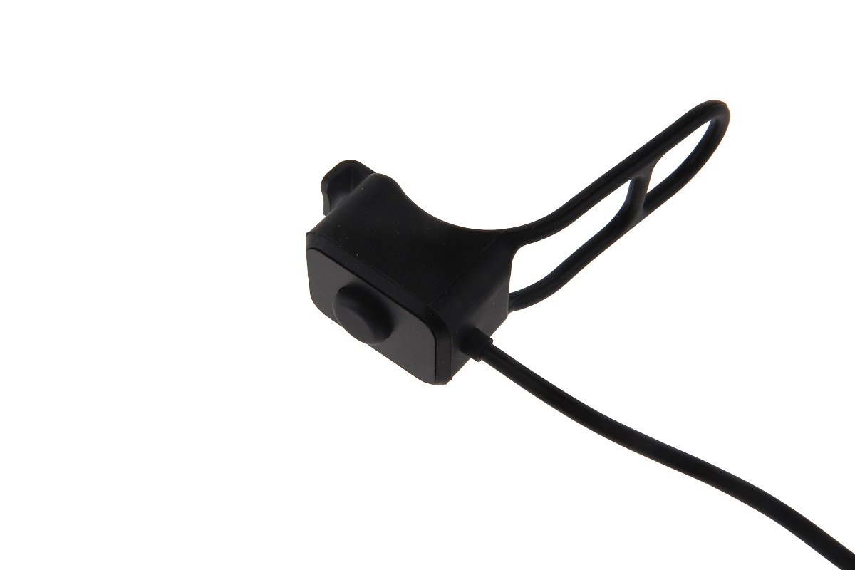 Modulo PTT nero rettangolare con pulsante rotondo centrale. Cavo corto con elastico regolabile per fissaggio a manubrio moto/manopola acceleratore. Parte di sistema comunicazione moto per Motorola MTP850FuG/MTP6650.