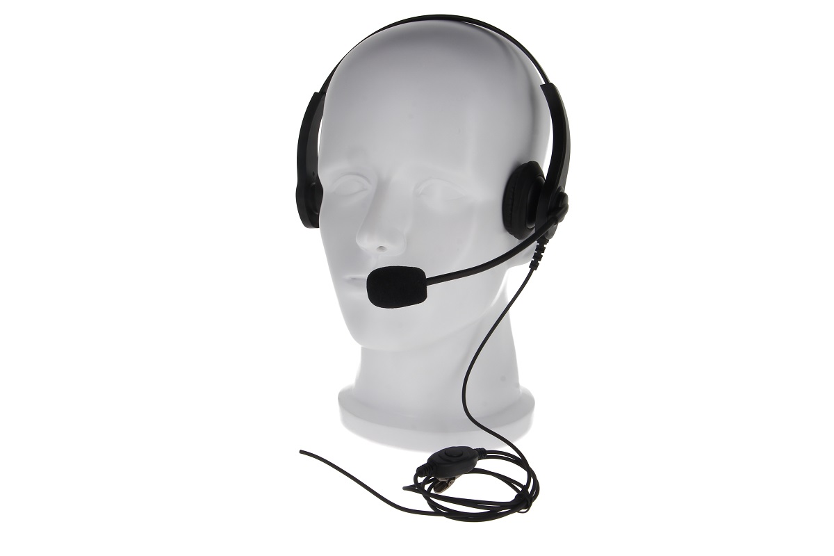 Cuffie stereo nere con padiglioni imbottiti su manichino bianco (sguardo verso destra). Braccio flessibile a collo d'oca con microfono nero sull'auricolare sinistro. Cavo con clip PTT. Compatibile con Motorola MTP850FuG, DP3600, DP4400.