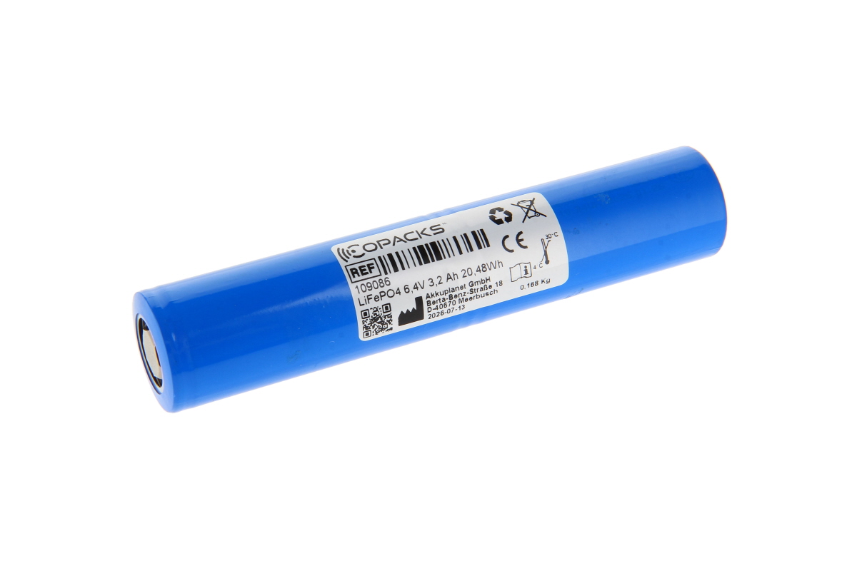 Blaue, zylindrische LiFePO4-Batterie liegt schräg auf weißem Grund. Weißes Etikett mit "ICOPACKS", Modell "LiFePO4 6.4V 3.2 Ah 20.48Wh", Artikelnummer, CE- und Entsorgungssymbolen, QR-Code, Herstellerinfos.