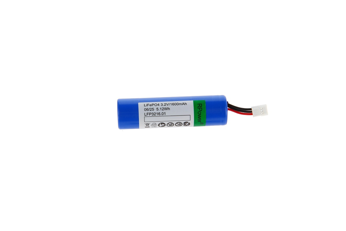 Una batería cilíndrica azul de LiFePO4 LFP3216.01 de RPower para iluminación de emergencia. La etiqueta blanca indica 3,2 V/1600 mAh y 5,12 Wh. En el extremo derecho, unos cables rojos y negros conducen a un conector blanco de tres polos.