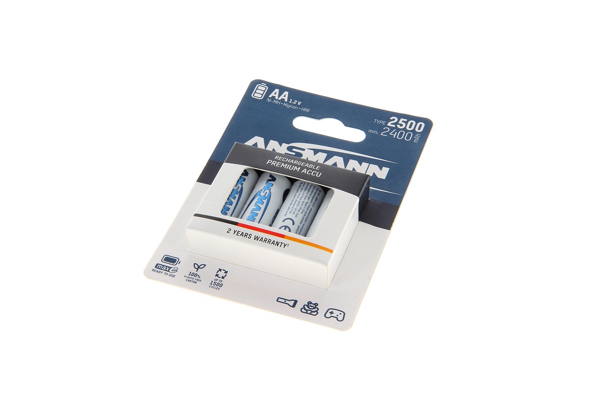 4 pilas recargables Ansmann maxE Mignon AA NiMH en blíster. Color azul plateado, «Ansmann»/«maxE». Características del embalaje: 1,2 V, 2500 mAh, baja autodescarga, 2 años de garantía. Iconos: linterna, juguete, mando.