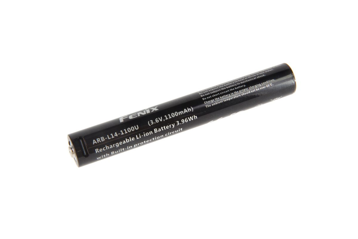 Batteria ricaricabile agli ioni di litio cilindrica nera ARB-L14-1100U di Fenix con scritta bianca, 3,6 V, 1100 mAh, 3,96 Wh. Ricaricabile con circuito di protezione integrato. Connettore micro USB per la ricarica diretta.