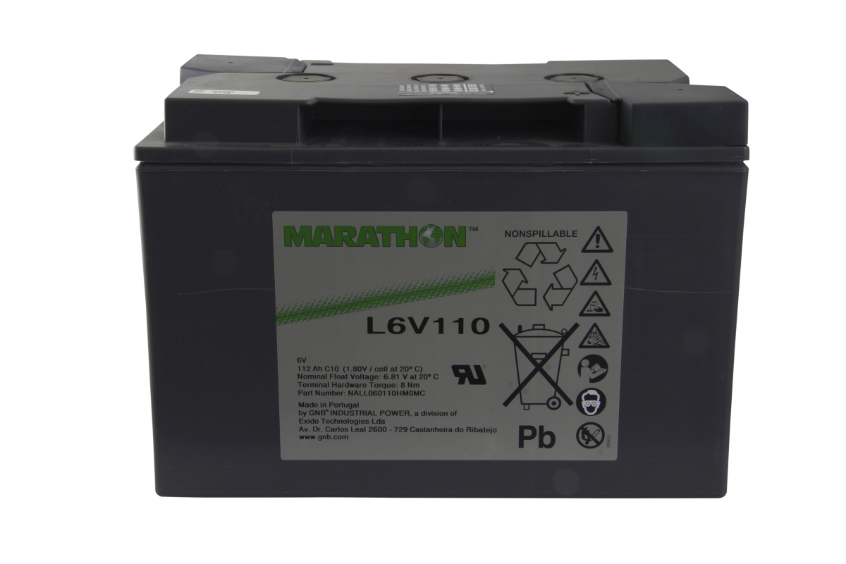Batteria Exide AGM (Absorbed Glass Mat) rettangolare grigio scuro Marathon L6V110, 6V 112Ah. Etichetta leggibile con specifiche tecniche, avvertenze, simboli riciclo, «NONFILLABLE» e «Pb».