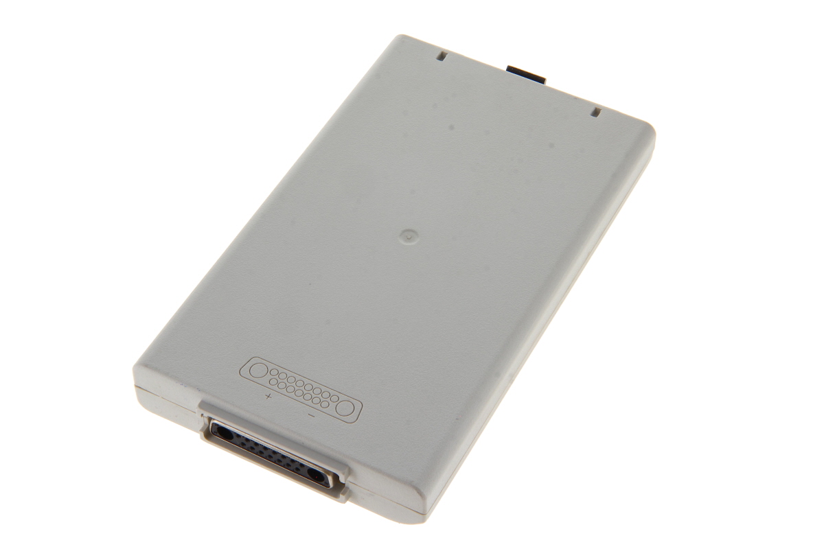 Batteria NiMH rettangolare, di colore grigio chiaro, con connettore multiplo nero su un lato corto. Sulla parte superiore sono impressi dei simboli ovali con cerchi e i simboli più e meno per indicare la polarità. In diagonale su sfondo bianco.