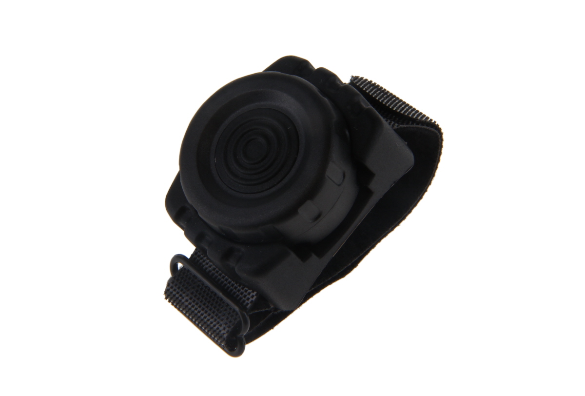 Pulsante PTT wireless nero con superficie rotonda su cinturino in tessuto nero regolabile. Compatto, robusto, con una raffinata trama del cinturino. Facile da usare, ideale sul dito o sul volante. Protezione IP67.