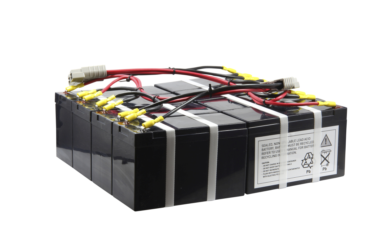 Set di batterie di ricambio nero con diversi blocchi batteria quadrati, collegati tramite cavi rosso/nero e connettori gialli. Connettore grigio come collegamento principale APC. Fissato con fascette bianche, etichetta con indicazioni sul riciclaggio.