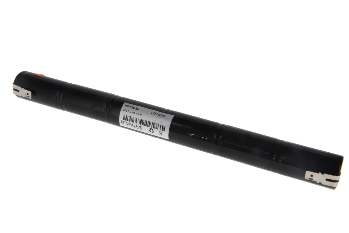 Schwarzer, zylindrischer CoPacks NC Akkupack aus in Reihe geschalteten Sub-C-Zellen, mit Schrumpffolie. An beiden Enden silberne 6,3 mm Faston-Kontakte. Weißes Etikett: Modellnr., 7,2 V 1,5 Ah.