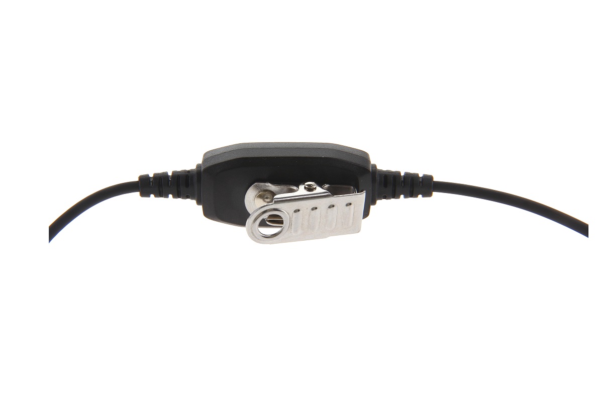 Schwarzes, längliches Inline-PTT-Modul an Kabel, beidseitig herausgeführt. Mittig: silberner, runder Clip, 360° drehbar. Bestandteil des Open-Ear Headsets für Motorola Funkgeräte zur Befestigung an Kleidung.