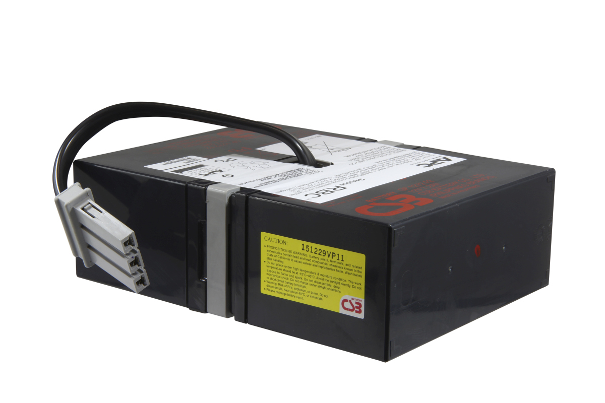 Svart APC RBC32 UPS-batteripaket med grå kontakt på svart kabel. Gul varningsdekal med tillverkarinformation på framsidan. Batteriblock bestående av två anslutna enheter med vita etiketter ("APC", "RBC"), fristående på en vit bakgrund.