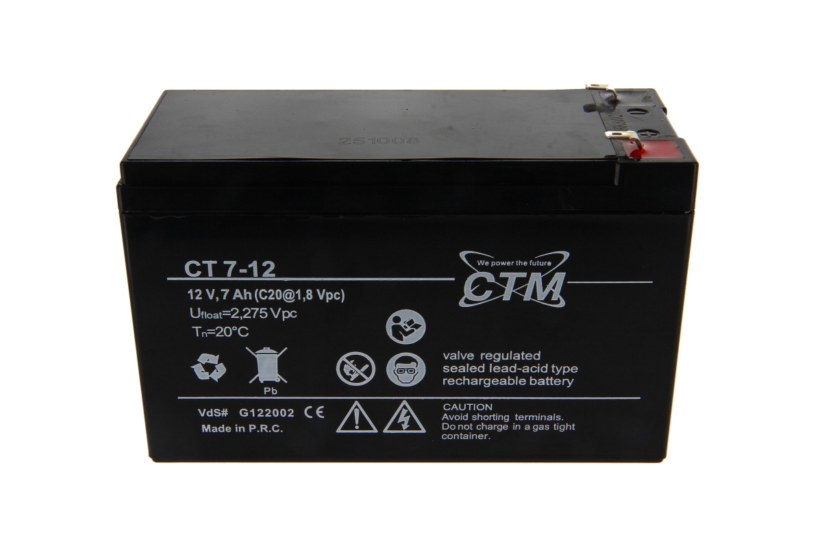 Batteria al piombo-gel CTM CT7-12 nera con scritte bianche. Etichetta CTM, modello CT 7-12, 12 V, 7 Ah, «batteria al piombo-acido regolata da valvola». Poli superiori con cappuccio rosso. Simboli avvertenza, VDS G122002.