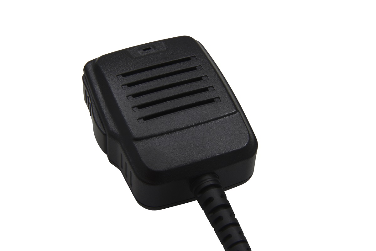 Microfono con altoparlante nero e robusto con griglia frontale orizzontale, include altoparlante e microfono. Cavo fortemente rinforzato nella parte inferiore. Unità di comando compatta e separata per apparecchi radio quali Kenwood, TK290/NX3200.
