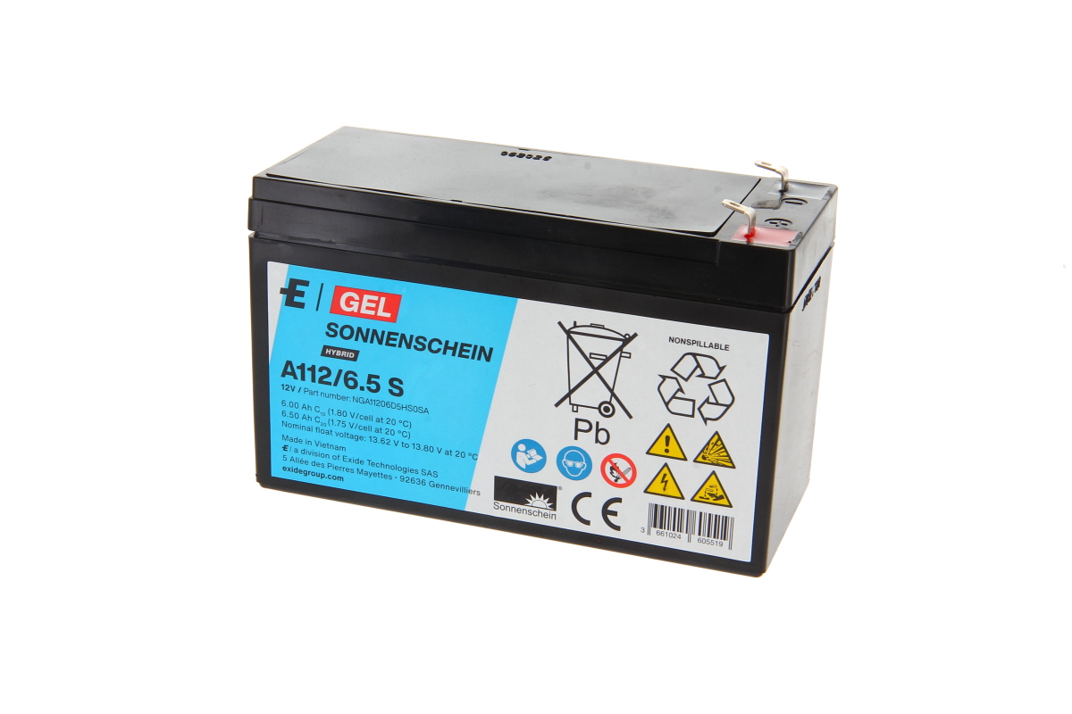 Batteria al gel Sonnenschein nera, modello A112/6,5 S, etichetta blu/bianca. Scritta: 12V Hybrid, 6,00/6,50 Ah. Simboli: bidone barrato, riciclo, Pb, occhiali prot., pericolo folgorazione/esplosione. 2 terminali sopra.