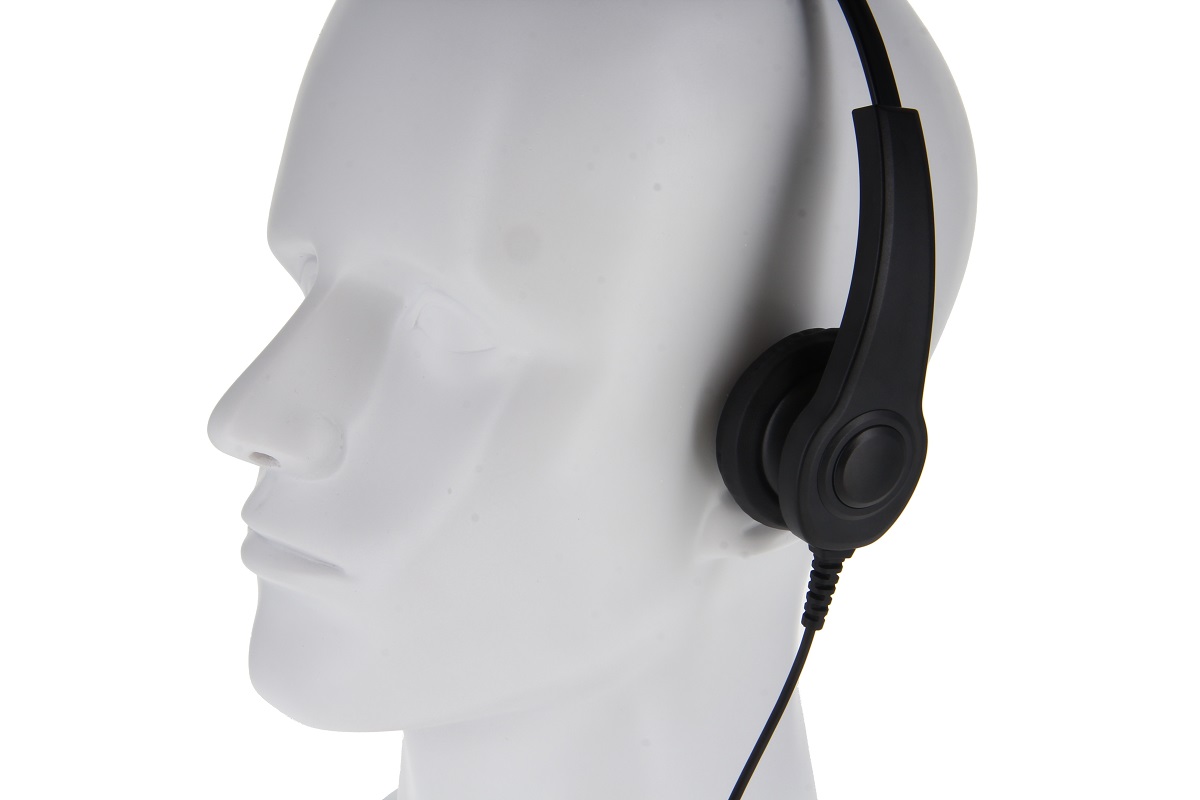 Maniquí de escaparate blanco visto desde la derecha, lleva auriculares negros «CoPacks» en la oreja derecha. Auricular unilateral sin micrófono de cuello de cisne, conectado por cable fino. Compatible con radios Motorola SL.