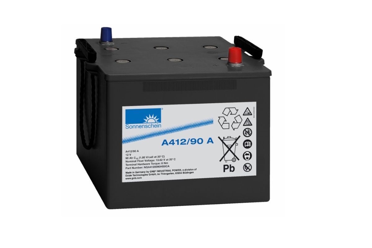 Batteria al piombo-gel Sonnenschein A412/90A grigio scuro vista frontale. In alto due terminali con cappucci rosso e blu; sul lato maniglia di trasporto nera. Etichetta con modello, prestazioni e marchi ambientali.