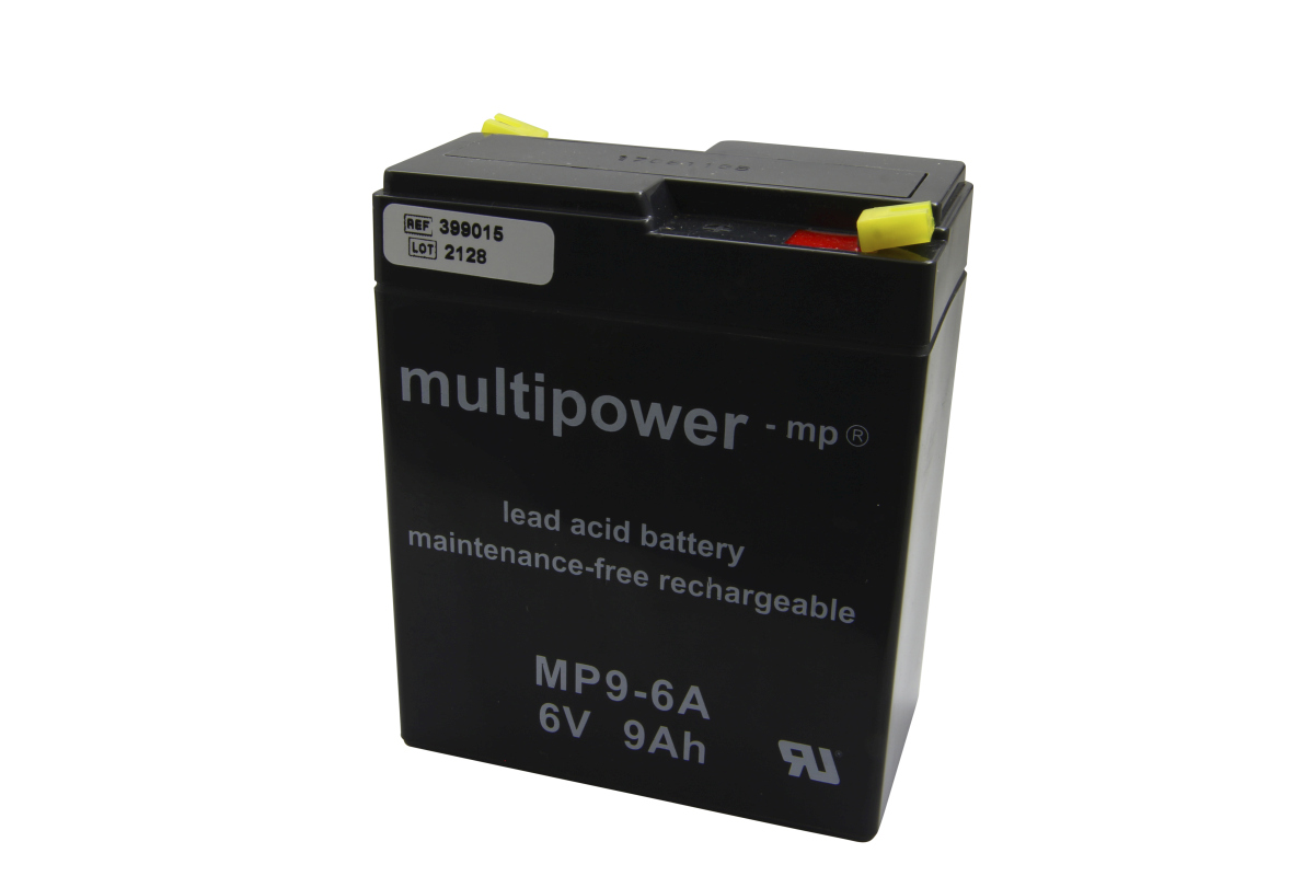 Svart, rektangulärt Multipower blybatteri MP9-6A (6V 9Ah). Påskrift: "Multipower -mp®", "blybatteri", "underhållsfri uppladdningsbar". Topp 2 anslutningar med gula skyddslock. Etikett: Ref. 399015, lot 2128.