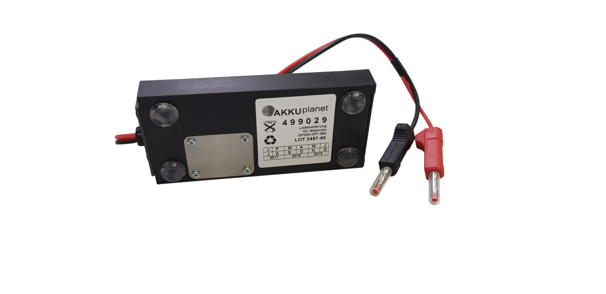 Soporte de carga rectangular negro con cuatro patas de goma en la parte inferior. Cable rojo y negro con conectores de seguridad de 4 mm. Etiqueta: marca akkuplanet, información del modelo para soportes de carga de los modelos GP320-GP1280 de Motorola.