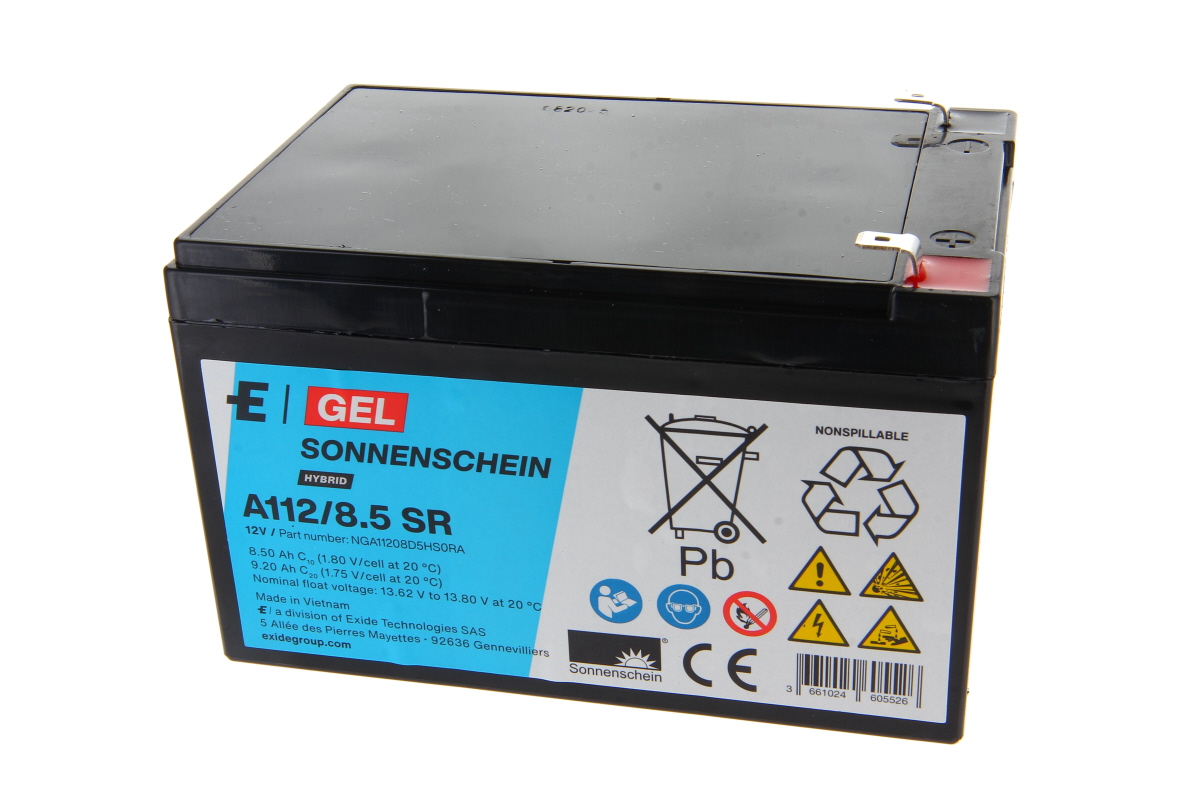 Batteria al piombo-gel Sonnenschein EXIDE nera A112/8.5 SR con etichetta blu e bianca con numero modello, 12V, dati produttore, istruzioni smaltimento e simboli di avvertenza. Faston 6,3 mm visibili sopra.
