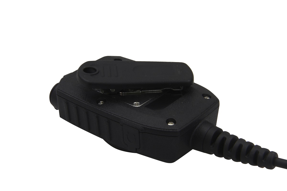 Robusto microfono ad altoparlante nero con clip di fissaggio girevole sul retro e cavo rigido. Superficie opaca, ideale per l'uso all'aperto. CoPacks Microfono per ricetrasmittenti " Kenwood " come TK290 e NX3200 per una comunicazione chiara.