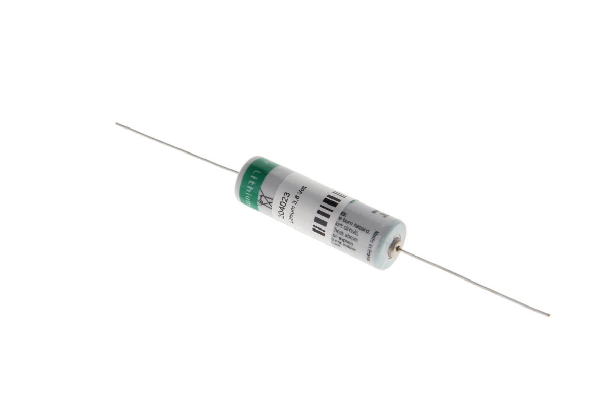 Batería cilíndrica de litioSaft LS14500CNA con carcasa blanca y una banda verde en un extremo. Delgados cables plateados sobresalen axialmente por ambos extremos (conexión axial). Etiqueta: «Lithium 3,6 voltios» y otros datos.