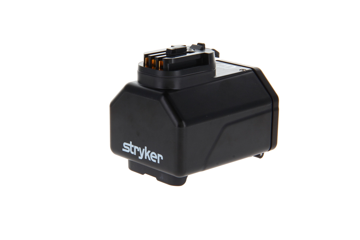 Schwarzes Stryker Gehäuse für S7-Akkus, CD4 und Sabo2 in Vogelperspektive auf weißem Hintergrund. Robust, rechteckig mit abgerundeten Kanten und weißem "stryker" Logo vorn. Oben goldener Mehrfach-Pin-Anschluss und Verriegelung.