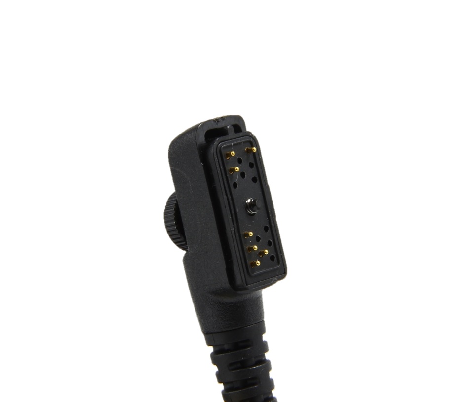 Primo piano del connettore angolato nero delle cuffie GES-PB3 dell'CoPacks. Il connettore presenta un alloggiamento rettangolare con diversi pin di contatto dorati disposti su due file e una vite centrale, compatibile con le radio dell'Hytera.