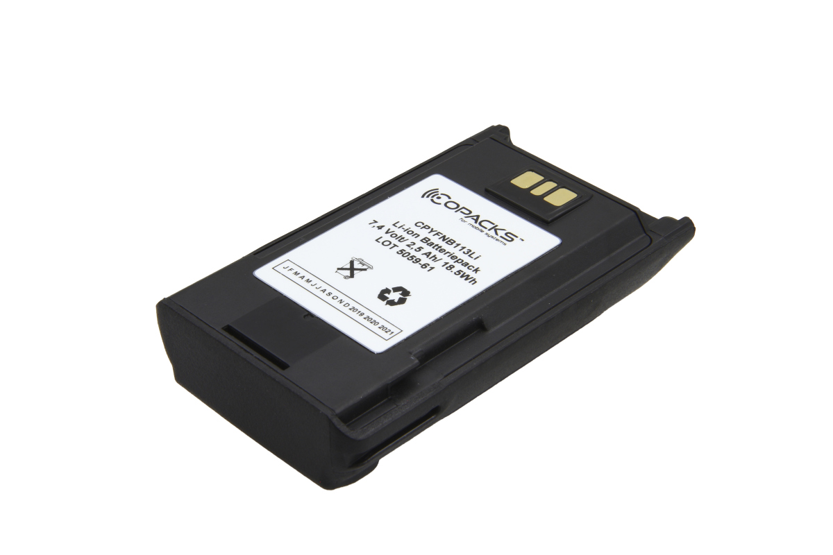 Batteria agli ioni di litio nera e rettangolare per COPACKS. Etichetta bianca: CPYFNB113Li, "Li-Ion Batteriepack", 7,4 V, 2,5 Ah, 18,5 Wh. Tre contatti dorati su un'estremità. Simboli per lo smaltimento/riciclaggio.