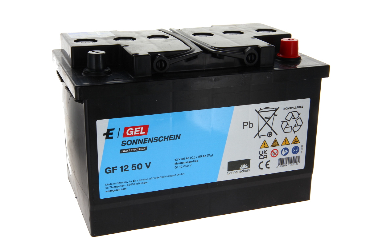 Batteria al piombo-gel Sonnenschein nera, rettangolare, con scritte blu/bianche: «GF 12 50 V» e «12 V 50 Ah». Avvertenze di sicurezza, simboli di riciclaggio e «Maintenance-free». Due terminali nella parte superiore: rosso/nero.