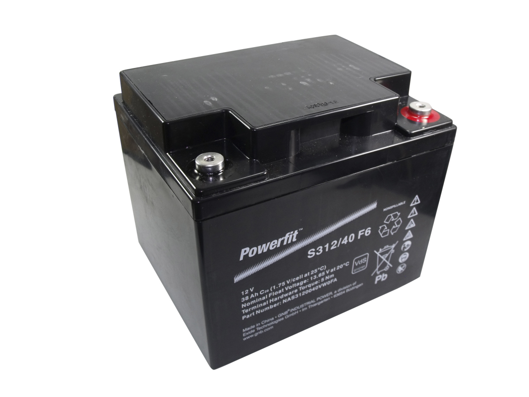 Batteria AGM al piombo-tessuto nera e rettangolare Exide Powerfit S312/40 F6, 12 V, 38 Ah. Due terminali a vite sulla parte superiore: polo positivo con copertura rossa, polo negativo color argento. Dati tecnici e avvertenze sul lato.