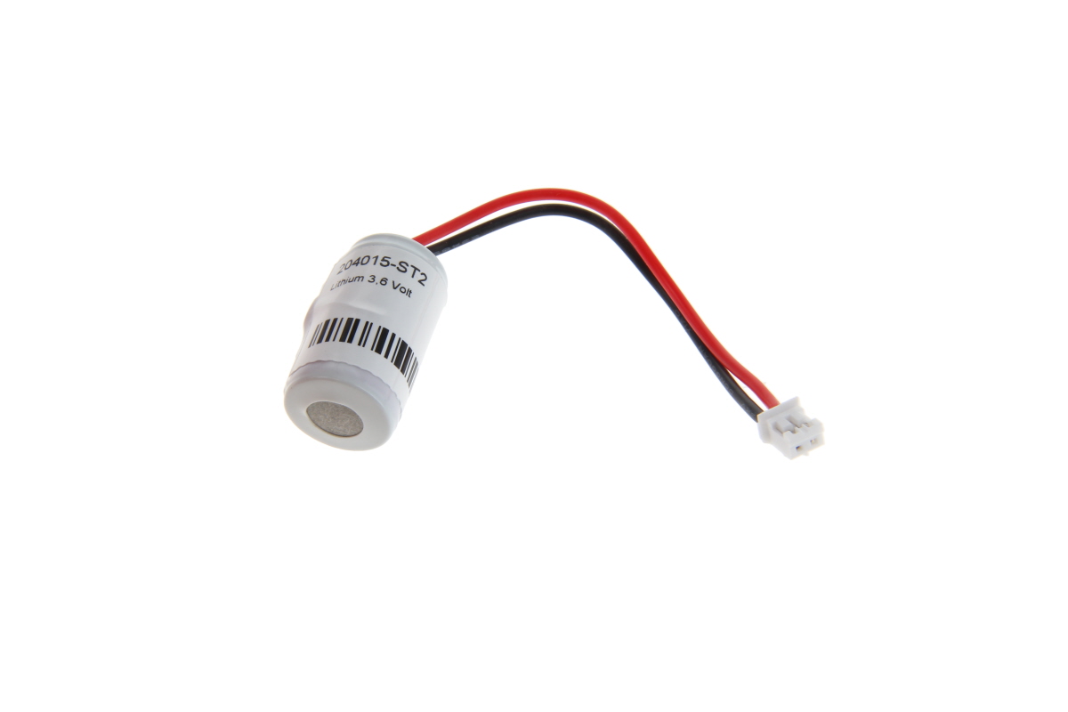 Kleine weiße zylindrische Tadiran Sonnenschein Lithium-Batterie SL750S. Aufschrift "Lithium 3.6 Volt" und Barcode. Zwei Kabel (rot, schwarz) führen zu einem weißen JST PHR-2 Stecker.