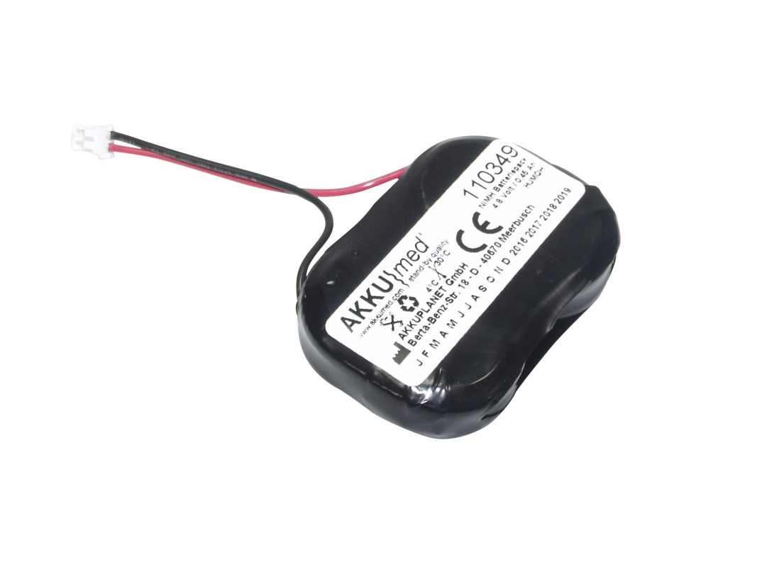 Schwarzes, rechteckiges AKKUmed NiMH-Batteriepack mit abgerundeten Kanten und weißem Etikett ("NiMH Batteriepack", "4.8 Volt / 0.45 Ah", CE). Rotes und schwarzes Kabel mit kleinem weißen Stecker. Ersatzakku für Covidien/Aerogen Aeroneb Pro AP0200.