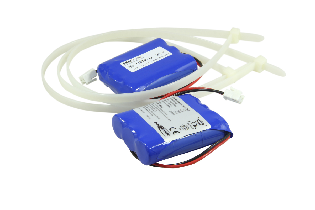Due pacchi batteria agli ioni di litio blu (10,8 V/2,6 Ah) con tre celle cilindriche ciascuno, cavi rossi/neri e connettori bianchi. Dietro, fascette bianche. Etichette con dati, ad es. modello 110740-O. Per Atmos/Medap Venta Carry Care 26.