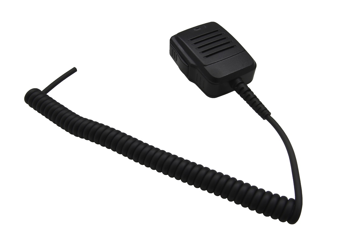 Un microfono con altoparlante nero CoPacks con cavo a spirale. L'alloggiamento rettangolare del microfono presenta una copertura dell'altoparlante con tre fessure orizzontali e un pulsante PTT sul lato. Si tratta di un accessorio per le radio Kenwood.