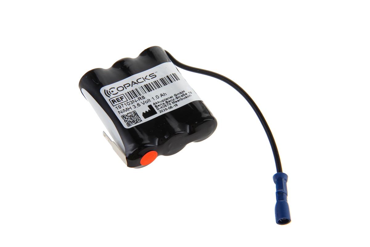 Schwarzer NiMH-Akkupack von COPACKS mit 3,6 Volt und 1,0 Ah, bestehend aus drei zylindrischen Zellen, die zu einem Block verbunden sind. Ein schwarzes Kabel mit blauem Stecker ragt vom Akku ab. Ein orangefarbener Punkt ist sichtbar.