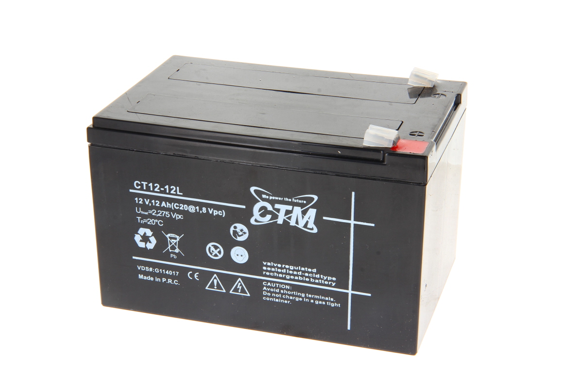 Batteria ricaricabile al piombo-acido CTM CT12-12L (12 V, 12 Ah), nera e rettangolare, con specifiche tecniche e avvertenze stampate. Due terminali con cappucci trasparenti, polo positivo in rosso. Su sfondo bianco.