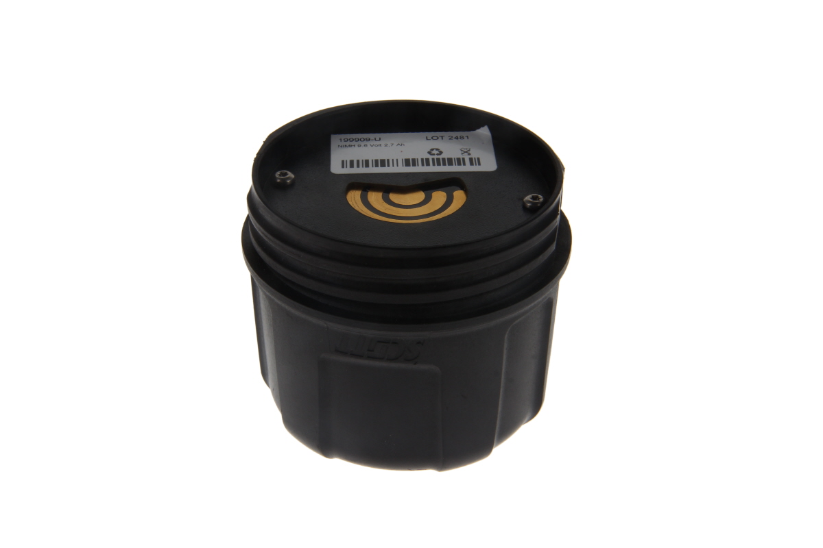 Black, cylindrical NiMH battery pack with ribbed sides and ‘SCOTT’ embossed on the surface. On the top, a label reading ‘NIMH 9.6 Volt 2.7 Ah’ with disposal symbols. At the top centre, gold-coloured contacts for battery conversion.