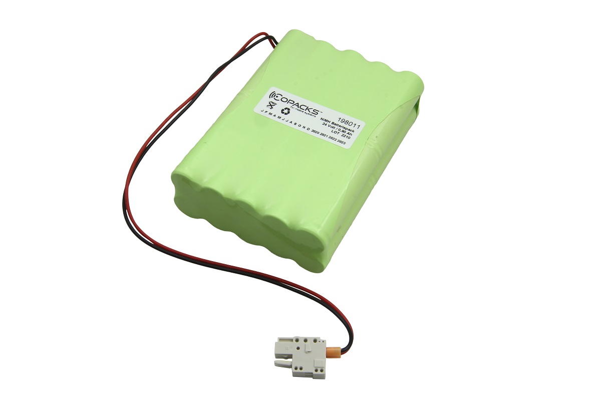 Länglicher hellgrüner NiMH-Akkupack mit Aufschrift „COPACKS NiMH Batteriepack 24 Volt 3.90 Ah LOT 2210“. Zwei Kabel (rot, schwarz) führen zu einem weißen Stecker mit orangefarbenem Einsatz. Akku auf weißem Hintergrund.